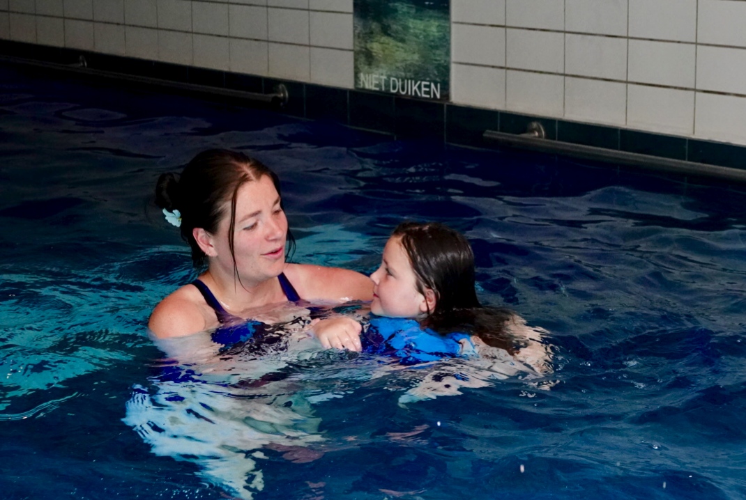 Kind in EasySwim drijfpak